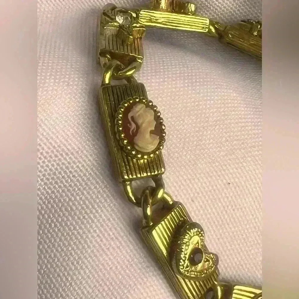 Beautiful Vintage unSigned Goldette Victorian Revival Slide Charm Bracelet - Picture 9 of 16